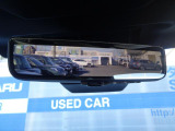 リヤゲートガラスに取り付けられたカメラの映像をルームミラーに表示。荷物等で後方視界が遮られてしまう時や、悪天候等で後方が見えにくい場合でも、安全な後方確認をサポートするスマートリヤビューミラー付です。
