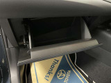 【グローブボックス 】車検証や取扱説明書などの書類を収納するスペースです(^^)