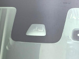 【スマートアシスト】走行中に前方の車両等を認識し、衝突しそうな時は警報とブレーキで衝突回避と被害軽減をアシスト。より安全にドライブをお楽しみいただけます。