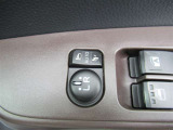 駐車時や狭い道でのすれ違い時に気を使うミラー。電動格納式ドアミラーはそんな時に便利です。