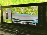 ディスプレイには映像コンテンツが表示され、画面を通して内容を確認できます。大きな表示面で文字や映像が見やすく、停車中の車内で過ごす時間にも活用しやすい装備です。