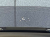 ヘッドアップディスプレイ付き。少ない視線移動で情報を確認できるので、運転の疲労軽減に繋がりますよ♪