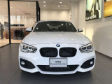 【BMWの伝統-1】BMWの特徴的な&ldquo;キドニーグリル&rdquo;は、80年以上続く伝統の形でございます。変わらないこだわりのデザインが、プレミアムブランド&ldquo;BMW&rdquo;を創り出します。