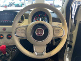 視認性にも優れたレイアウト。運転席に座るたび特別感を味わえます。アイボリーを基調としたステアリングが優雅な室内空間を演出しています。