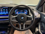BMWのステアリングはドライバーと車体が一体感に感じれるような操作性を実現しております。また、握りやすさや操作性を向上するためにスイッチ類も配置されております。