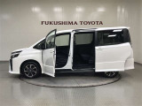 【まるごとクリーニング】シートを取り外し、車内を徹底洗浄。隅々まで丁寧に仕上げています。