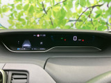 運転席から確認しやすい位置に表示部がまとまり、速度やシフト位置などの情報をチェックできます。必要な表示を目で追いやすく、日々の運転を支えます。