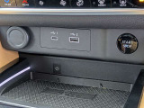 ワイヤレス充電が搭載されているのでお手持ちの携帯電話を置くだけで充電が可能です。