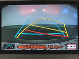 【バックガイドモニター】後方の映像をナビ画面に表示するだけでなく、ステアリング操作に連動して動くガイド線も同時に表示!予想進路の確認をしながら後退できるので便利です!