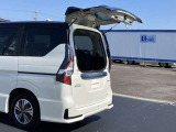 バックドアの約半分のスペースで荷物の出し入れが可能です。