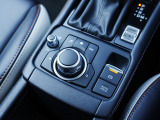 マツダコネクトを操作するコマンダーコントロールです。運転中に自然と手の触れる位置に配置されています。