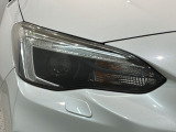 LEDヘッドライトは、点灯の瞬間から最大光量を発揮し、突然暗くなるトンネルなどでの安定感を高めます。