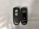 スマートキーを装備しています。鍵を差し込むことなくドアロックの開け閉めと、スタートボタン操作でのエンジンスタートができます。スペアキーも同じものを用意しております。