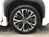 18インチ純正アルミホイール(215/50R18)装着です。