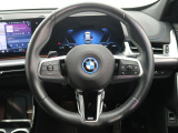 BMWのステアリングのリムは、一般的なものより少し太めにデザインされています。 これはタイヤやステアリングシャフトなどを介して伝わる路面からの入力を、しっかりと把握するためです。