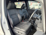 前席はゆったりとした形状で、運転席からの視界も確保しやすい印象です。黒を基調とした落ち着いた空間で、乗り降りの際にも座席まわりを確認しやすくなっています。