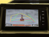 バックガイドモニター付きです。車の後方に小型カメラが付いており、バックする際の後方の様子をモニター上に表示します。