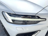 【LEDヘッドライト】ハイビームを先行車や対向車にあてず、その両サイドではハイビーム照射を維持。見える範囲が段違いに広くなりました。北欧神話に登場するトールハンマーをモチーフにデザイン。