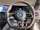 【ハンドル】ドライバーとBMW車の一体感がダイレクトに伝わるステアリングホイール。形状・太さへの拘りに加えて、操作性を高める為にスイッチ類も配置。クイックかつ安定のドライビングを体感下さい!