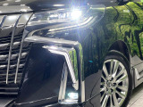 【LEDヘッドライト】悪天候や夜間走行時も良好な視界を確保し安心して運転できる高輝度LEDヘッドライトを装備!点灯速度が早く、消費電力も抑えられています。