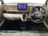 車内は光触媒抗菌消臭施工済です。インパネ周りはスタイリッシュなデザインで機能や装備も充実しています。グローブボックスやカップホルダーのほかにトレーなどたくさんの収納スペースが付いています。