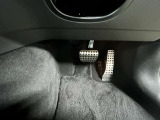 当店でお車をご購入のお客様はオーナー様専用保険「メルセデス・ベンツ保険」にご加入頂けます。飛来物によるフロントガラス破損やパンクによるタイヤ交換の際に、修理費用の一部をお支払いしております。