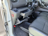 助手席のシート下に収納箇所がございますので普段使用するものや車検証ケース入れにしていただくにも便利です。