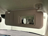 ちょっとした身だしなみチェックができるバニティミラー付き運転席・助手席サンバイザー,運転席側にはチケットホルダーも付いてます
