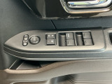 運転席のスイッチで全てのウィンドウの開閉操作を行うことができます。ロックボタンをONにしておくと、運転席以外のウィンドウは作動しないのでお子様を乗せているときなども安心ですね♪