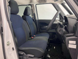 運転席も広くゆとりのある室内です