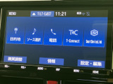 画面には目的地や音源選択、電話などのメニューが表示され、項目を見分けやすい構成です。設定や情報の確認も画面から行え、日常のお出かけで使いたい機能を選びやすくなっています。