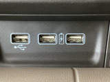 【USBポート】USBポートも装備されています、スマートフォンの充電やオーディオに連携も可能です、今や欠かせない装備の一つです!
