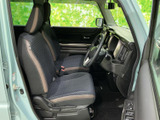 前席は乗り降りしやすい開口部からアクセスでき、運転席と助手席が並ぶ落ち着いた空間です。前方の視界も広く感じられ、座面や背もたれの形状が日常の移動を支えます。
