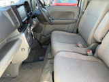 前席まわりは明るい色合いでまとめられ、運転席から助手席まで見渡しやすい室内です。足元にもゆとりがあり、乗り込んだときに圧迫感を感じにくい空間が広がっています。