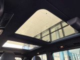 パノラミックスライディングルーフを車外から確認。大きなガラス面が室内の明るさを予感させます。
