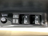パワーウィンドは今や当たり前の機能ですが、無いと困る機能です。運転席からの操作で、全席の窓を振るオープンにしたり、フルクローズが可能です。
