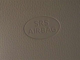 フロントSRSエアバッグは車両前方から乗員が重大な傷害を受けるおそれのある大きな衝撃を受けた場合に作動し、シートベルトが身体を拘束する働きと併せて前席乗員の頭部や胸部などへの衝撃をやわらげる装置です。