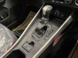 操作しやすいATシフトです♪シフトチェンジを気にしなくていいので運転だけに集中できますね!自然と手に届くところにある、手になじむ形状のシフトノブがいいですね♪