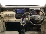 車内は光触媒抗菌消臭施工済です。インパネ周りはスタイリッシュなデザインで機能や装備も充実しています。グローブボックスやカップホルダーのほかにトレーなどたくさんの収納スペースが付いています。
