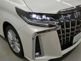LEDヘッドライトです。デザイン性がよくとても明るいので、夜間の走行や悪天候でも安心です。しかも長寿命!