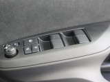 ここ最近のお車には、標準装備になりますが、パワーウインドの操作スイッチです。小さな子供さんが触っても動かせない、ウインドロック機能もあって安心ですよ(^◇^)