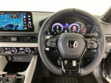 【ハンドル】運転にかかわる様々な操作を安全に行えるように視点移動が少なく操作性に配慮されたスイッチ類が凝縮されたコックピットです。