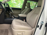 明るい色合いの前席は、座面と背もたれにゆとりを感じる形状です。運転席から助手席まで見渡しやすい室内で、足元も広く、乗り込んだ際に落ち着ける空間です。