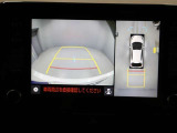 パノラミックビューモニターを装備。駐車場や交差点でクルマを真上から見るように周囲を確認できます。機能の詳細は販売店スタッフまでおたずねください。