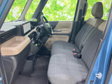 前席は視界が広く、運転席から前方や周囲を確認しやすいレイアウトです。ゆったりとした座面に加え、手の届く位置に収納スペースがあり、普段使いでも過ごしやすい室内です。