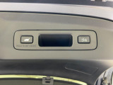 【パワーテールゲート】スマートキーのリモコンまたは運転席ドア・テールゲートのスイッチ操作で自動的に開閉します。女性の方でも楽々開閉出来て、とても便利です