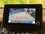 後方の様子を画面で確認しながら駐車でき、黄色と赤のガイドラインも目安になります。周囲を直接確認する習慣と合わせて、車庫入れをサポートします。