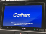 画面表示が大きく、ホームボタンや音量調整部も見やすい配置です。目的地設定や音楽の操作を画面から行えるため、日々のお出かけでも扱いやすく、車内での移動をサポートします。