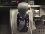 CVT車のセレクトレバーです。低速から高速まで、変速ショックのないスムーズな走りと、エンジン効率のよい領域を維持して燃費にも貢献します。サイドブレーキはスイッチ操作の電子制御パーキングブレーキです。