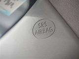 フロントSRSエアバッグは車両前方から乗員が重大な傷害を受けるおそれのある大きな衝撃を受けた場合に作動し、シートベルトが身体を拘束する働きと併せて前席乗員の頭部や胸部などへの衝撃をやわらげる装置です。